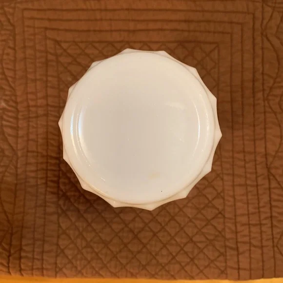 Vintage Milkglass Vase, nice weight, EUC - Picture 8 of 9